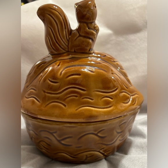 Vintage Squirrel Walnut Ceramic Covered Dish. 7.5” - Picture 12 of 12